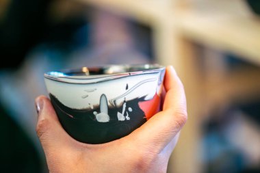 Yaratıcı bir atölyeden eşsiz bir seramik kahve fincanı. Kültürel ifade, yaşam boyu öğrenme ve modern eğitim ortamlarını vurgulamak.