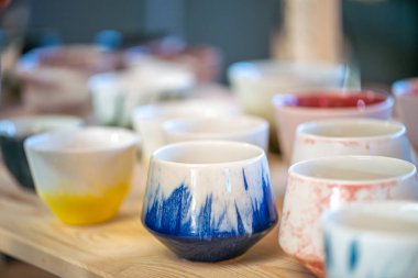 Yaratıcı bir atölyeden eşsiz bir seramik kahve fincanı. Kültürel ifade, yaşam boyu öğrenme ve modern eğitim ortamlarını vurgulamak.