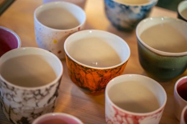 Yaratıcı bir atölyeden eşsiz bir seramik kahve fincanı. Kültürel ifade, yaşam boyu öğrenme ve modern eğitim ortamlarını vurgulamak.