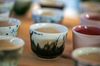 Yaratıcı bir atölyeden eşsiz bir seramik kahve fincanı. Kültürel ifade, yaşam boyu öğrenme ve modern eğitim ortamlarını vurgulamak.