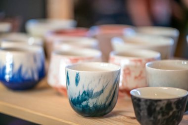 Yaratıcı bir atölyeden eşsiz bir seramik kahve fincanı. Kültürel ifade, yaşam boyu öğrenme ve modern eğitim ortamlarını vurgulamak.