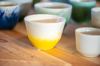 Yaratıcı bir atölyeden eşsiz bir seramik kahve fincanı. Kültürel ifade, yaşam boyu öğrenme ve modern eğitim ortamlarını vurgulamak.