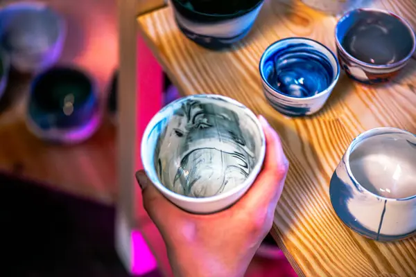 Yaratıcı bir atölyeden eşsiz bir seramik kahve fincanı. Kültürel ifade, yaşam boyu öğrenme ve modern eğitim ortamlarını vurgulamak.