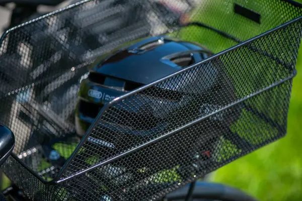 Bisikletin arkasına düzgünce bağlanmış, şehir veya kırsal bir sürüş için hazır bir güvenlik kaskı..