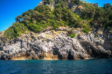 Amalfi Sahili 'nin nefes kesici manzarası dramatik uçurumlar, kristal berrak mavi sular ve büyüleyici kıyı mimarisi.