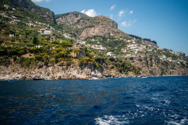 Amalfi Sahili 'nin nefes kesici manzarası dramatik uçurumlar, kristal berrak mavi sular ve büyüleyici kıyı mimarisi.