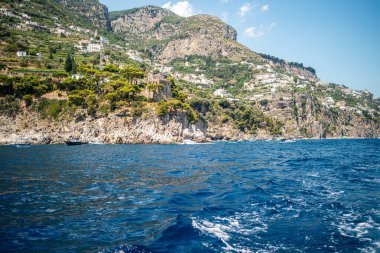 Amalfi Sahili 'nin nefes kesici manzarası dramatik uçurumlar, kristal berrak mavi sular ve büyüleyici kıyı mimarisi.
