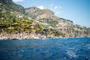 Amalfi Sahili 'nin nefes kesici manzarası dramatik uçurumlar, kristal berrak mavi sular ve büyüleyici kıyı mimarisi.