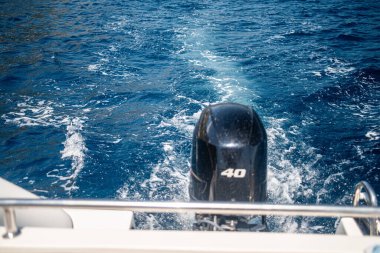 Amalfi Sahili 'nin nefes kesici manzarası dramatik uçurumlar, kristal berrak mavi sular ve büyüleyici kıyı mimarisi.