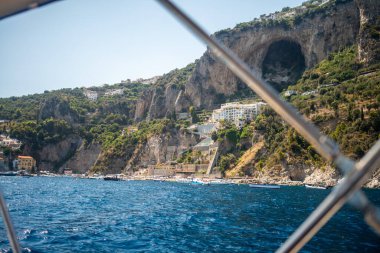 Amalfi Sahili 'nin nefes kesici manzarası dramatik uçurumlar, kristal berrak mavi sular ve büyüleyici kıyı mimarisi.