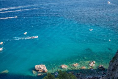 Amalfi Sahili 'nin nefes kesici manzarası dramatik uçurumlar, kristal berrak mavi sular ve büyüleyici kıyı mimarisi.
