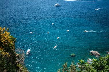 Amalfi Sahili 'nin nefes kesici manzarası dramatik uçurumlar, kristal berrak mavi sular ve büyüleyici kıyı mimarisi.