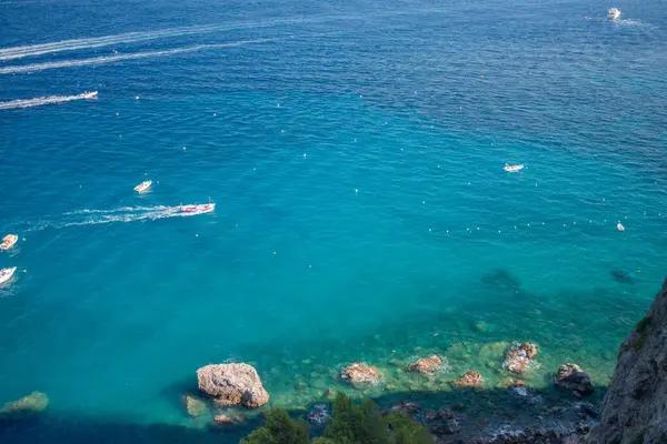 Amalfi Sahili 'nin nefes kesici manzarası dramatik uçurumlar, kristal berrak mavi sular ve büyüleyici kıyı mimarisi.