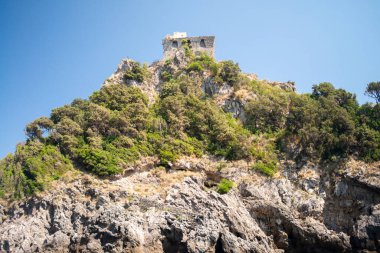 İtalya 'nın Amalfi Sahili boyunca uzanan dağlık araziden Akdeniz' in çarpıcı panoramik manzarası