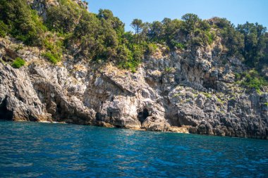 İtalya 'nın Amalfi Sahili boyunca uzanan dağlık araziden Akdeniz' in çarpıcı panoramik manzarası