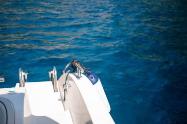 İtalya 'nın Amalfi Sahili boyunca uzanan dağlık araziden Akdeniz' in çarpıcı panoramik manzarası