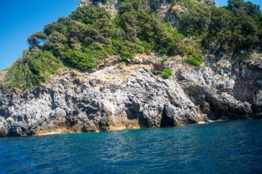 İtalya 'nın Amalfi Sahili boyunca uzanan dağlık araziden Akdeniz' in çarpıcı panoramik manzarası