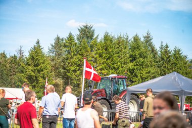 Aarhus, Danimarka. 16 Ağustos 2025 Güçlü makinelerin neşeli festival kalabalığından önce ağır topları çamura sürüklediği bir yarışma..