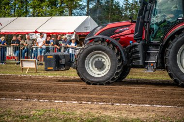 Aarhus, Danimarka. 16 Ağustos 2025 Güçlü makinelerin neşeli festival kalabalığından önce ağır topları çamura sürüklediği bir yarışma..