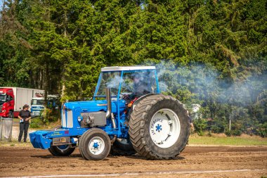 Aarhus, Danimarka. 16 Ağustos 2025 Güçlü makinelerin neşeli festival kalabalığından önce ağır topları çamura sürüklediği bir yarışma..