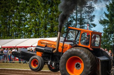 Aarhus, Danimarka. 16 Ağustos 2025 Güçlü makinelerin neşeli festival kalabalığından önce ağır topları çamura sürüklediği bir yarışma..