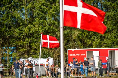 Aarhus, Danimarka. 16 Ağustos 2025 Güçlü makinelerin neşeli festival kalabalığından önce ağır topları çamura sürüklediği bir yarışma..