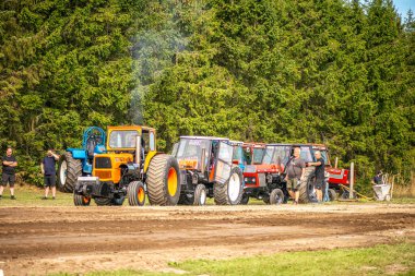 Aarhus, Danimarka. 16 Ağustos 2025 Güçlü makinelerin neşeli festival kalabalığından önce ağır topları çamura sürüklediği bir yarışma..