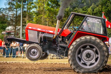Aarhus, Danimarka. 16 Ağustos 2025 Güçlü makinelerin neşeli festival kalabalığından önce ağır topları çamura sürüklediği bir yarışma..
