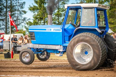 Aarhus, Danimarka. 16 Ağustos 2025 Güçlü makinelerin neşeli festival kalabalığından önce ağır topları çamura sürüklediği bir yarışma..