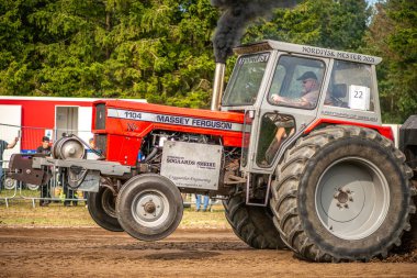 Aarhus, Danimarka. 16 Ağustos 2025 Güçlü makinelerin neşeli festival kalabalığından önce ağır topları çamura sürüklediği bir yarışma..