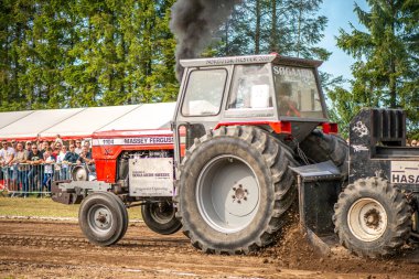 Aarhus, Danimarka. 16 Ağustos 2025 Güçlü makinelerin neşeli festival kalabalığından önce ağır topları çamura sürüklediği bir yarışma..