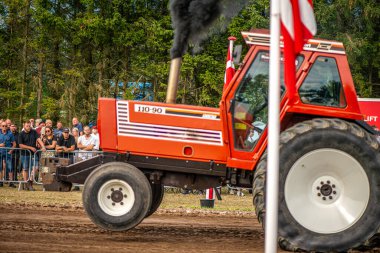Aarhus, Danimarka. 16 Ağustos 2025 Güçlü makinelerin neşeli festival kalabalığından önce ağır topları çamura sürüklediği bir yarışma..