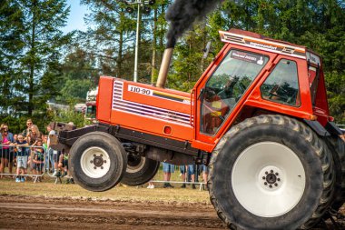 Aarhus, Danimarka. 16 Ağustos 2025 Güçlü makinelerin neşeli festival kalabalığından önce ağır topları çamura sürüklediği bir yarışma..
