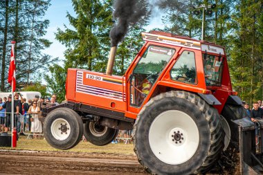 Aarhus, Danimarka. 16 Ağustos 2025 Güçlü makinelerin neşeli festival kalabalığından önce ağır topları çamura sürüklediği bir yarışma..