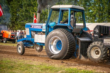 Aarhus, Danimarka. 16 Ağustos 2025 Güçlü makinelerin neşeli festival kalabalığından önce ağır topları çamura sürüklediği bir yarışma..