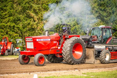 Aarhus, Danimarka. 16 Ağustos 2025 Güçlü makinelerin neşeli festival kalabalığından önce ağır topları çamura sürüklediği bir yarışma..