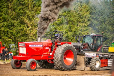 Aarhus, Danimarka. 16 Ağustos 2025 Güçlü makinelerin neşeli festival kalabalığından önce ağır topları çamura sürüklediği bir yarışma..