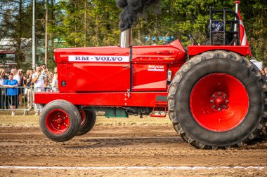 Aarhus, Danimarka. 16 Ağustos 2025 Güçlü makinelerin neşeli festival kalabalığından önce ağır topları çamura sürüklediği bir yarışma..