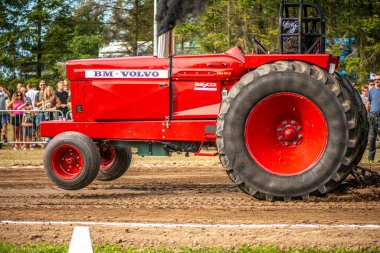 Aarhus, Danimarka. 16 Ağustos 2025 Güçlü makinelerin neşeli festival kalabalığından önce ağır topları çamura sürüklediği bir yarışma..