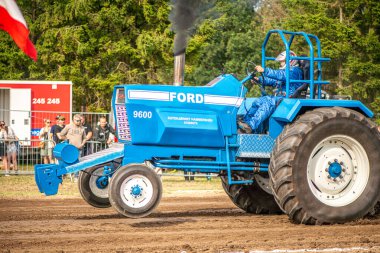 Aarhus, Danimarka. 16 Ağustos 2025 Güçlü makinelerin neşeli festival kalabalığından önce ağır topları çamura sürüklediği bir yarışma..