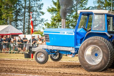 Aarhus, Danimarka. 16 Ağustos 2025 Güçlü makinelerin neşeli festival kalabalığından önce ağır topları çamura sürüklediği bir yarışma..