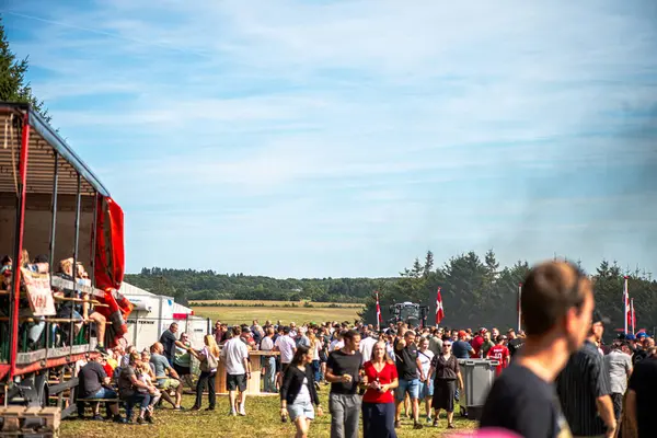 Aarhus, Danimarka. 16 Ağustos 2025 Güçlü makinelerin neşeli festival kalabalığından önce ağır topları çamura sürüklediği bir yarışma..