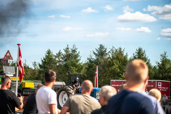 Aarhus, Danimarka. 16 Ağustos 2025 Güçlü makinelerin neşeli festival kalabalığından önce ağır topları çamura sürüklediği bir yarışma..