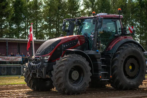 Aarhus, Danimarka. 16 Ağustos 2025 Güçlü makinelerin neşeli festival kalabalığından önce ağır topları çamura sürüklediği bir yarışma..