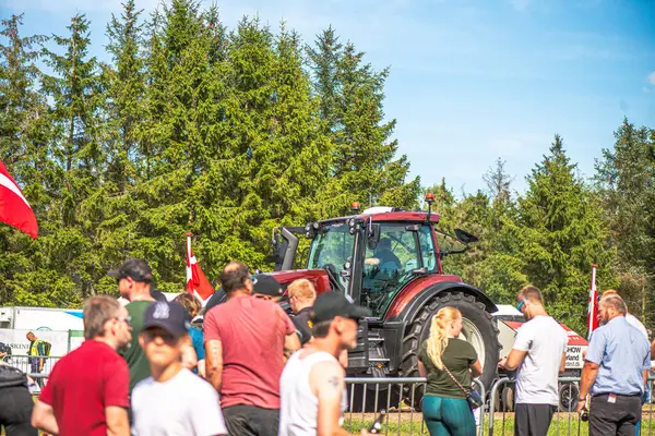 Aarhus, Danimarka. 16 Ağustos 2025 Güçlü makinelerin neşeli festival kalabalığından önce ağır topları çamura sürüklediği bir yarışma..