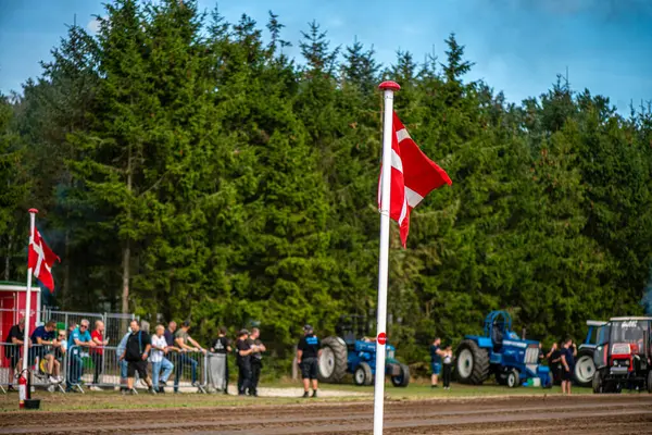 Aarhus, Danimarka. 16 Ağustos 2025 Güçlü makinelerin neşeli festival kalabalığından önce ağır topları çamura sürüklediği bir yarışma..