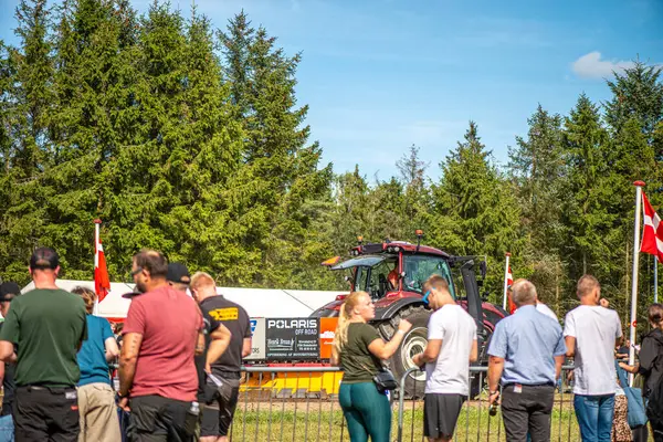 Aarhus, Danimarka. 16 Ağustos 2025 Güçlü makinelerin neşeli festival kalabalığından önce ağır topları çamura sürüklediği bir yarışma..