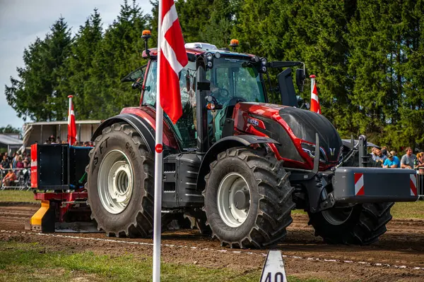 Aarhus, Danimarka. 16 Ağustos 2025 Güçlü makinelerin neşeli festival kalabalığından önce ağır topları çamura sürüklediği bir yarışma..