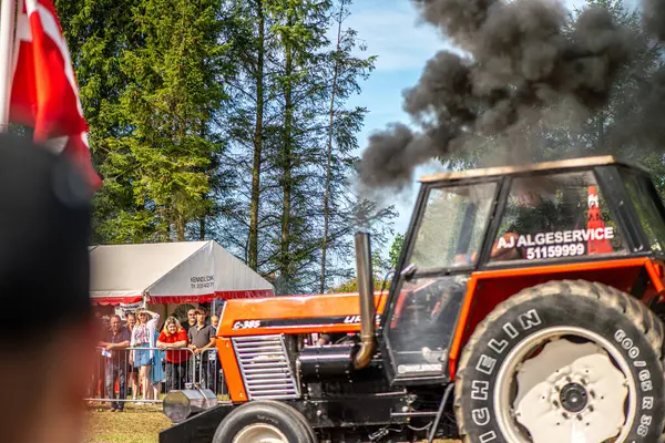 Aarhus, Danimarka. 16 Ağustos 2025 Güçlü makinelerin neşeli festival kalabalığından önce ağır topları çamura sürüklediği bir yarışma..