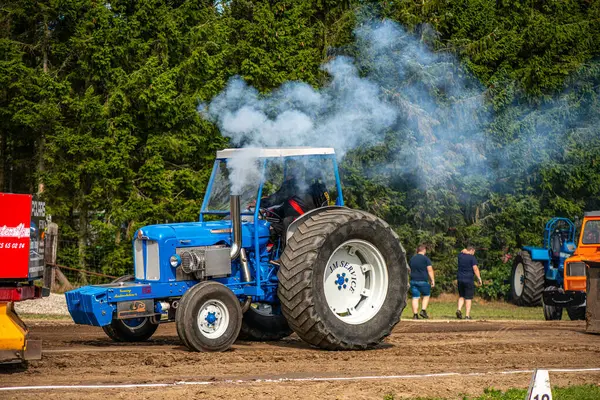 Aarhus, Danimarka. 16 Ağustos 2025 Güçlü makinelerin neşeli festival kalabalığından önce ağır topları çamura sürüklediği bir yarışma..